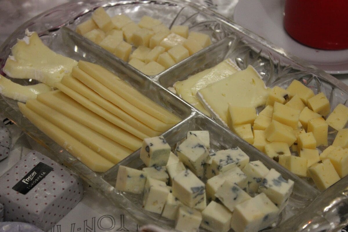 А сыр к праздникам - это у нас тут обязательно... Внепланово, но строго :)