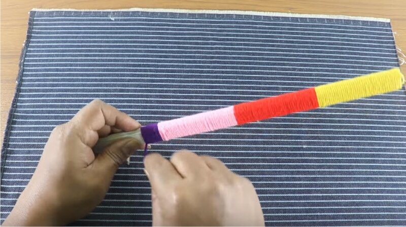 Наматываем пряжу на рейку, фото: Ютуб, пользователь Mini Craft