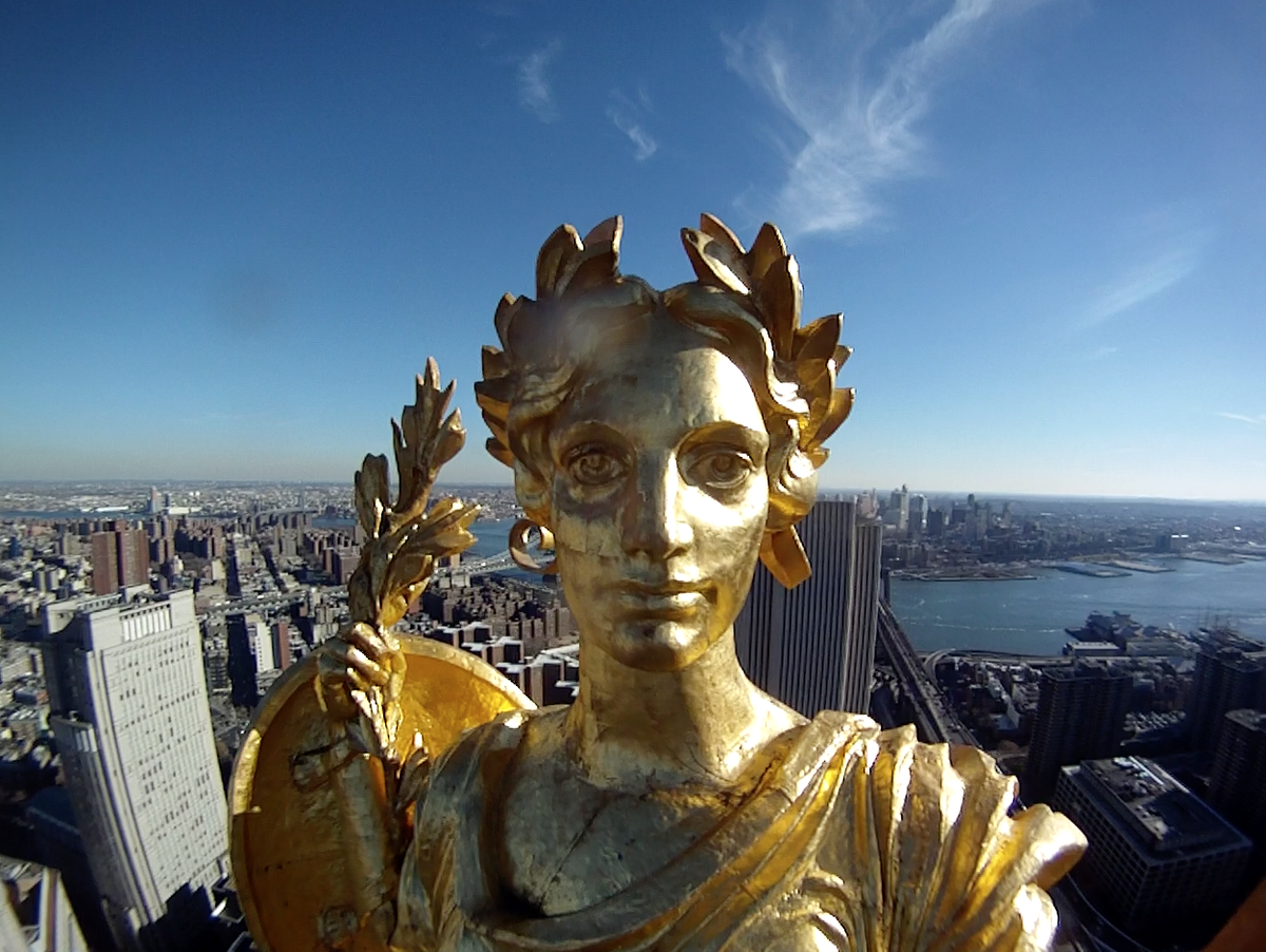 Лицо статуи Сивик Фэйм (Civic Fame, гражданская слава)крупным планом.