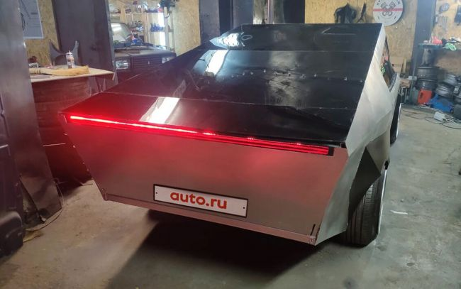 Вид сзади копии Tesla Cybertruck 