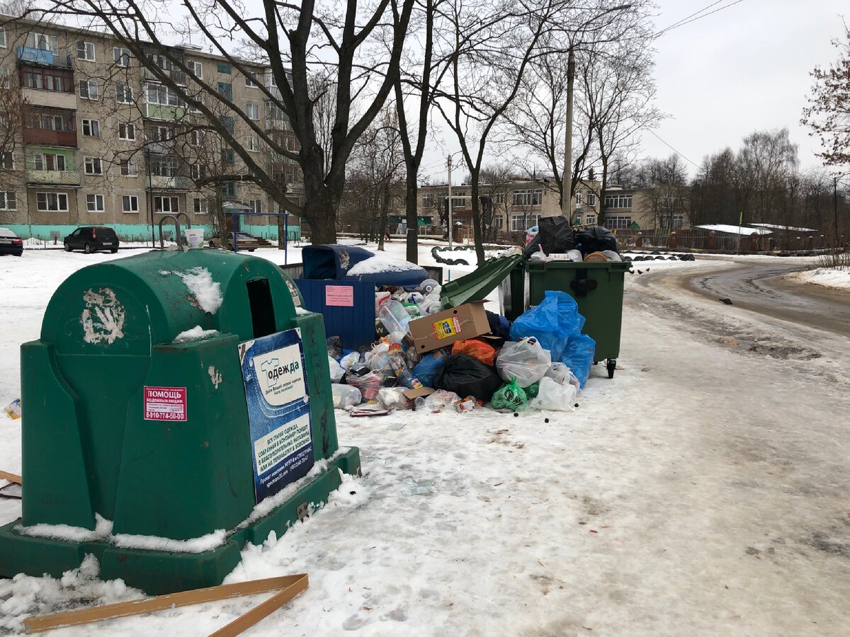 Примерно так сейчас выглядят все дворы города