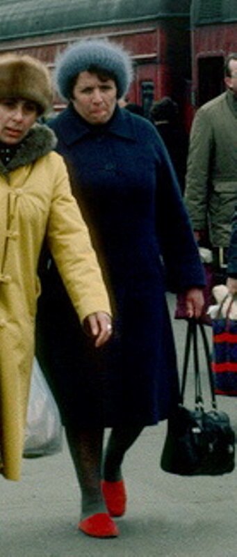 Загадка из СССР: женщина на платформе одета в пальто и шапку, но на ногах у нее тапки. Как так?