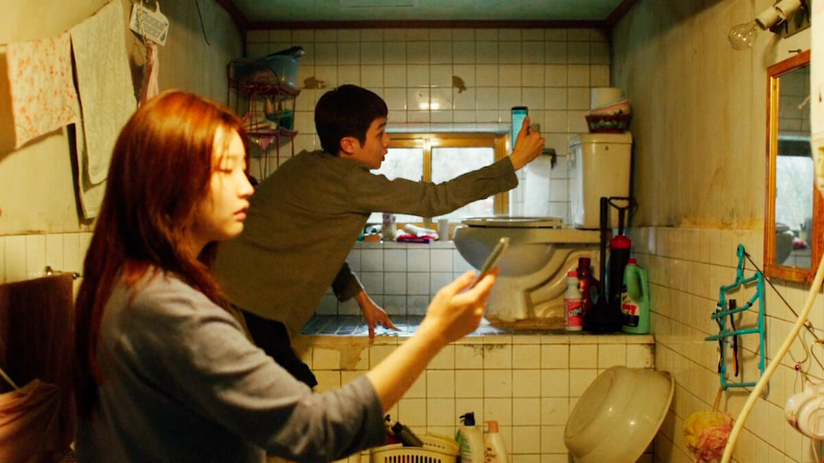 Брат и сестра пытаются поймать сигнал бесплатного wi-fi. Фильм «Паразиты»