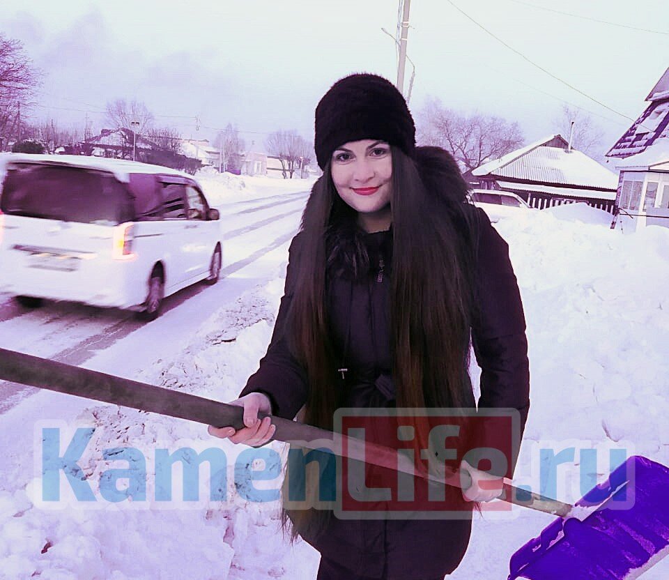 Александра Родимова каждый день ходит в центр города одним и тем же маршрутом: мимо детского дома, мемориала Славы по улице Пушкина. Источник: http://kamenlife.ru/golymi-rukami-zhitelnica-kamnya-na-obi-raschistila-trotuar-ot-snega/