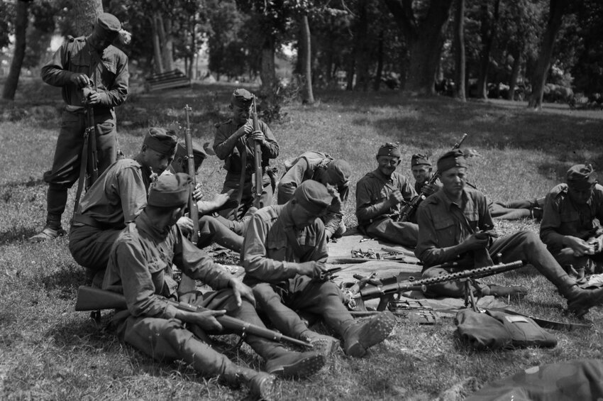 Венгерские солдаты за чисткой оружия. Восточный фронт, лето 1942 года