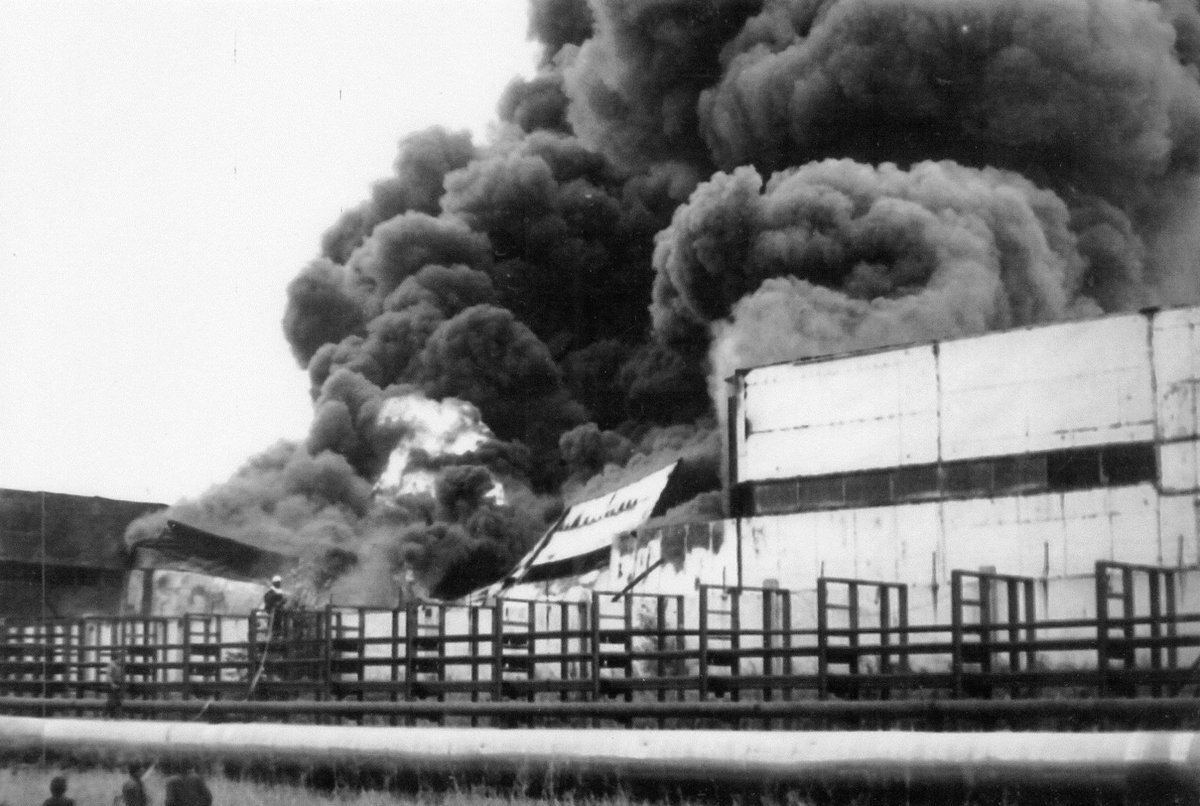 Пожар на заводе "КамАЗ дизель" начался около 18 часов 14 апреля 1993 года. Адрес: https://pbs.twimg.com/media/D4HWmGHXkAAbSsX.jpg