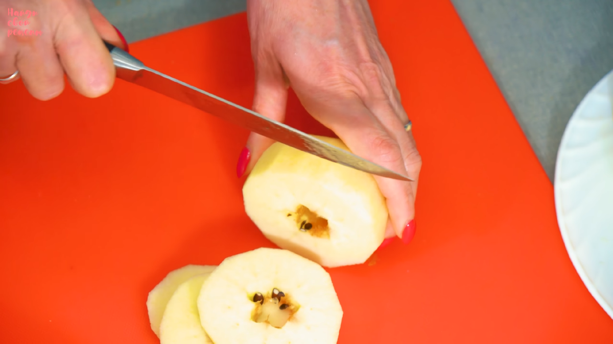 Вкуснятина, от которой не оторваться! Оладьи с яблочной начинкой - легко готовятся на скорую руку.
