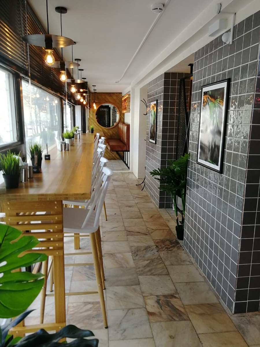 На фото: круглое зеркало WOOD-KING в деревянной раме из бука