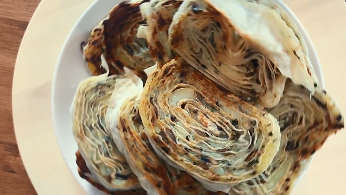 рулет из лаваша: внутри картофельное пюре с грибами. Нечто