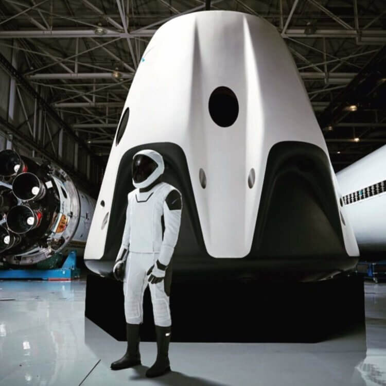 Астронавты NASA тренируются в космических костюмах SpaceX
