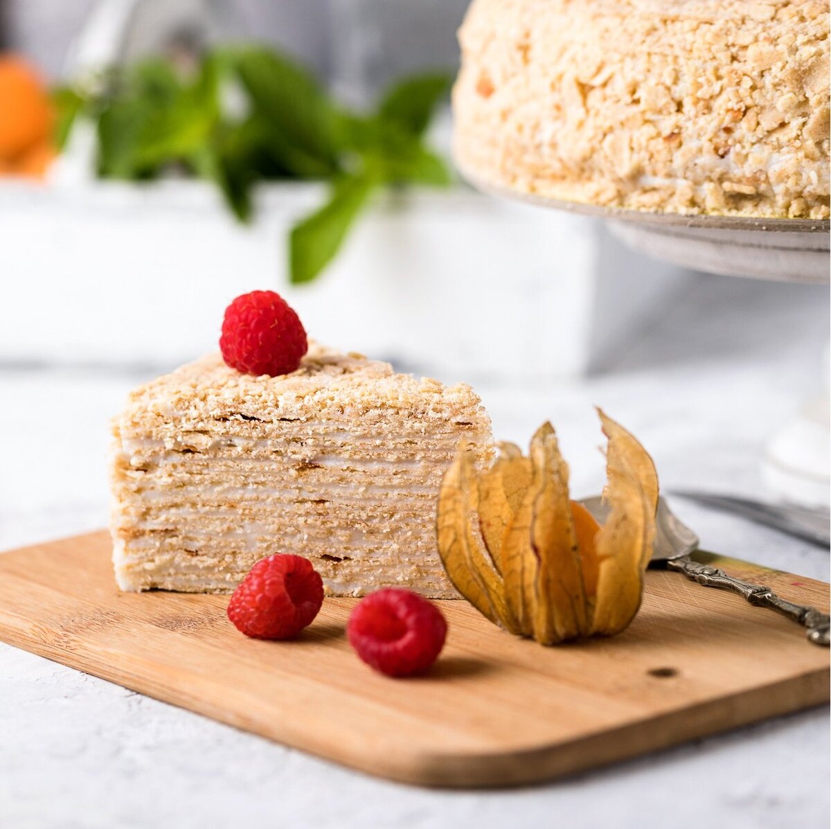 Наполеон из курса "Любимый вкус детства". КБЖУ на 100 гр.: 161/6/3/27