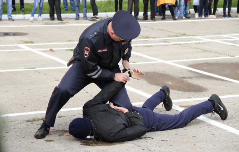 Убеги от полиции. Полиция бежит. Убегает от полиции. Полиция гоница за преступником. Бежит от полиции.