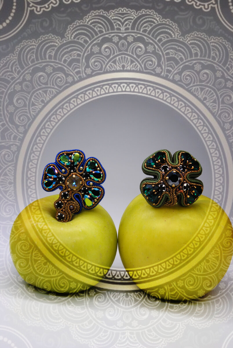 Парные броши с кристаллами swarovski. Выполнены в сутажной технике. 