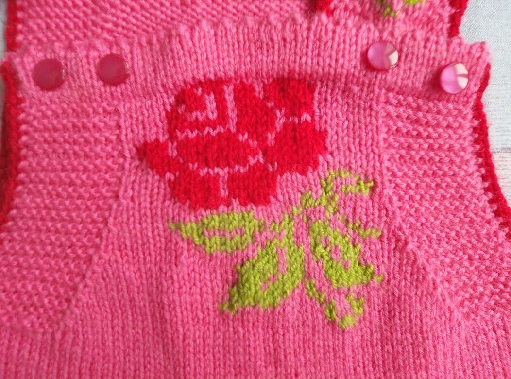 Роза на грудке сарафана