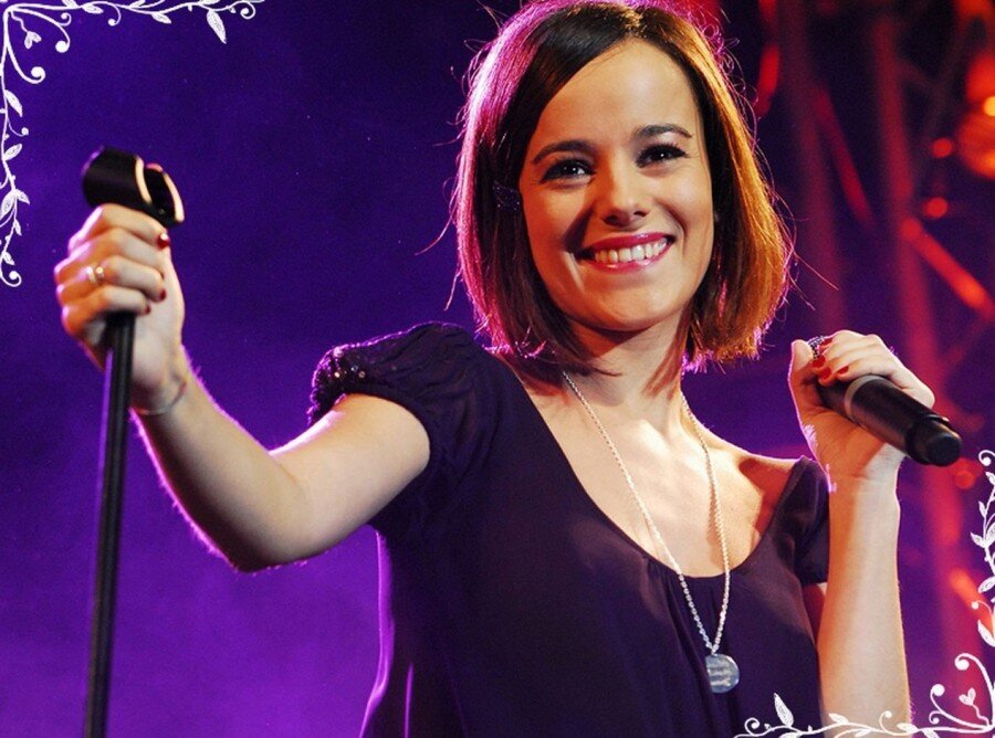 Кто поет песню француженка. Alizee. Alizee фото. Илиона французская певица. Амели французская певица.