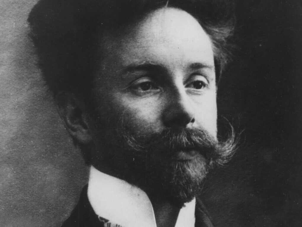
Александр Скрябин – очень значимый музыкант в мировой культуре, русский пианист и популярный композитор. Появился на свет в 1872 году, ушел из жизни в 1915 году.