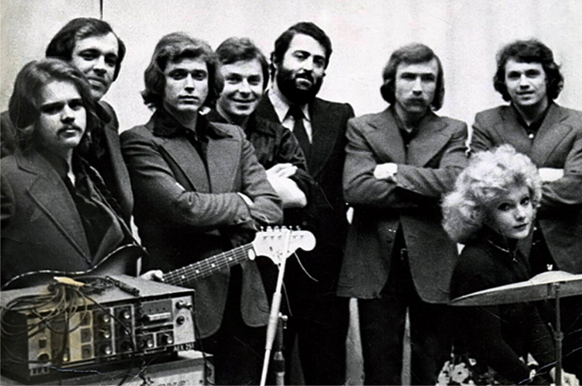 На фото слева направо: Юрий Иванов (гитара), Станислав Вавилов (вокал), Владислав Андрианов (вокал), Масим Капитановский (барабаны), Михаил Шуфутинский (худрук), Владимир Ефименко (вокал), Марина Школьник (вокал), Борис Платонов (вокал). Фото из архива артистов.