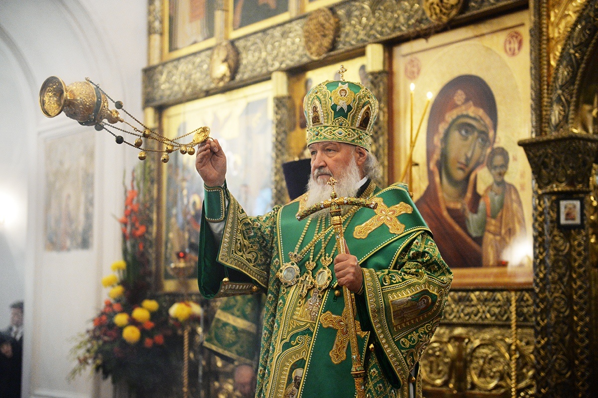 Святейший  Патриарх Кирилл за богослужением 24.10.2015 г. в соборе в честь  Казанской иконы Божией Матери Казанской Амвросиевской пустыни.