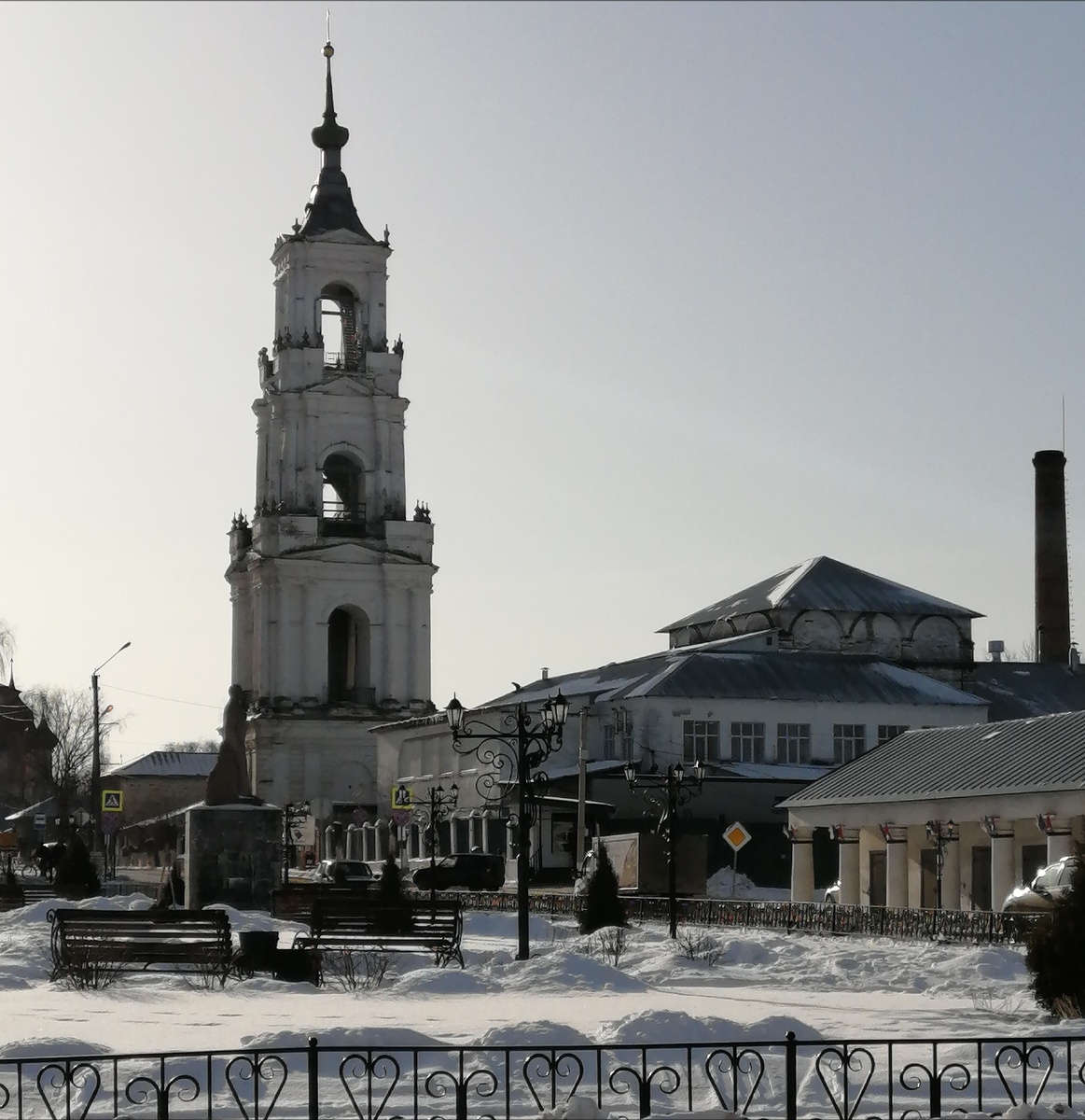 В центре города. Вид на Казанскую колокольню.