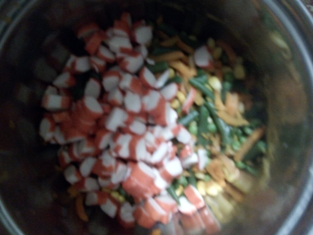 Салат с овощами и крабовыми палочками