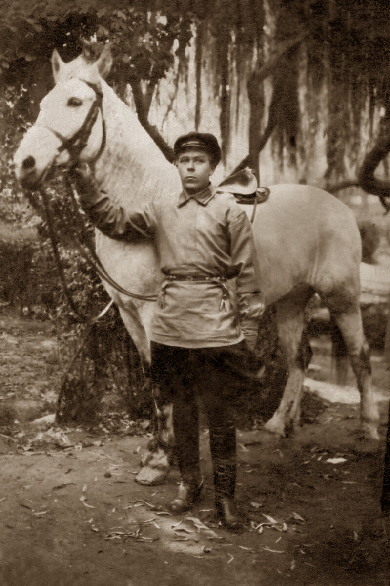 Мой дед. Терский Автоном Григорьевич. Гражданская война... Впрочем, в Великую Отечественную дед воевал уже в Красной армии, был ранен. Умер уже в 80-е годы 20-го века.