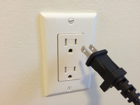 Рисунок 2. Внешние вид вилки и розетки для применения в сетях бытового электроснабжения США