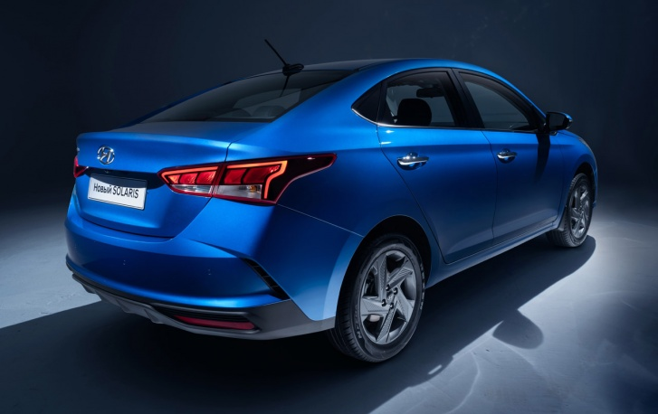 Сзади новинка отличается бампером и рисунком фонарей