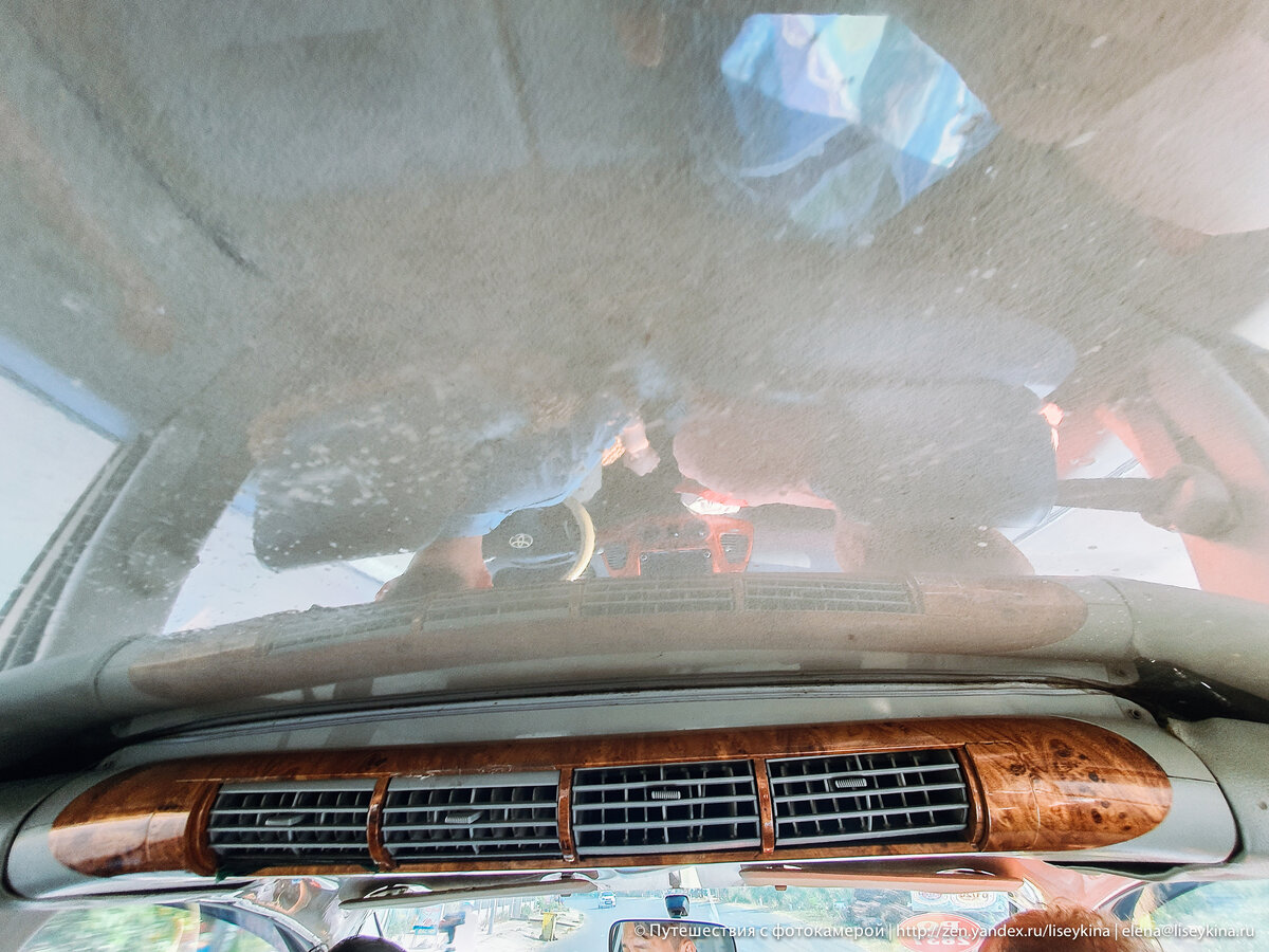 ?Хитрые натяжные потолки в такси во Вьетнаме. Расспросила местных, но они толком не знают для чего так сделано