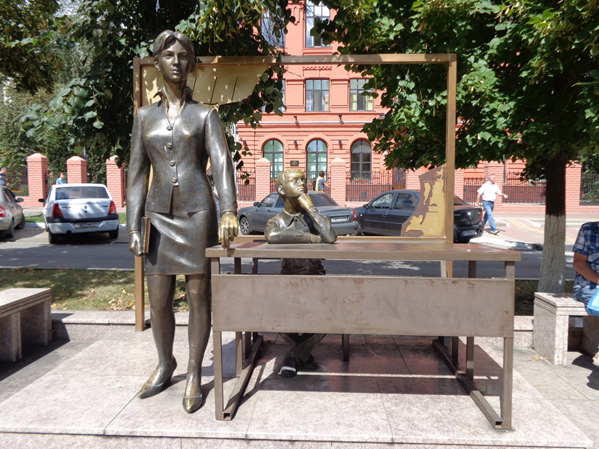 «Учительница первая моя». Белгород. 2015 г. Фото автора