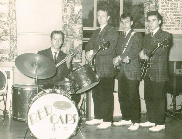 группа Ronnie & The Red Caps, Ронни второй справа (источник фото: https://img.discogs.com/mYN84xdEJwPxeE-5-TGuRCYHtSo=/600x458/smart/filters:strip_icc():format(jpeg):mode_rgb():quality(90)/discogs-images/A-3266289-1535032861-2335.jpeg.jpg)