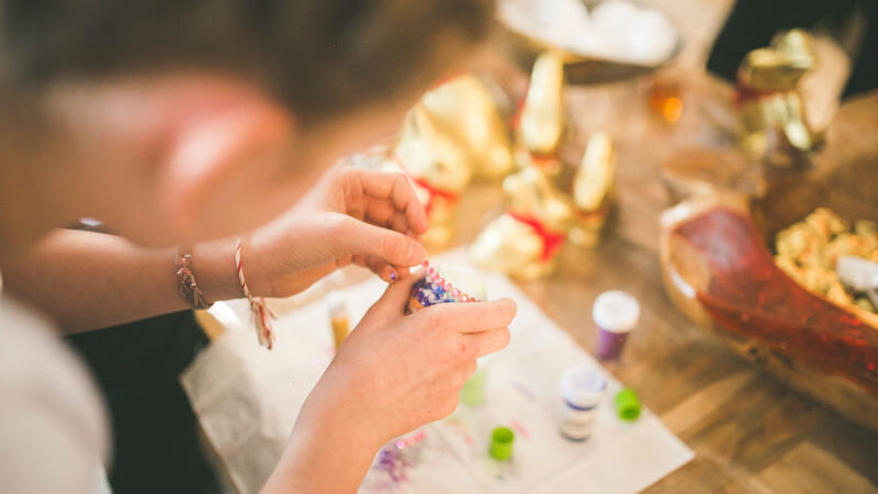 При кропотливой работе усидчивость очень важна (Фото: inspiringtips.com)