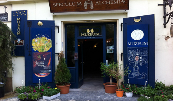 Вход в музей Speculum Alchemiae