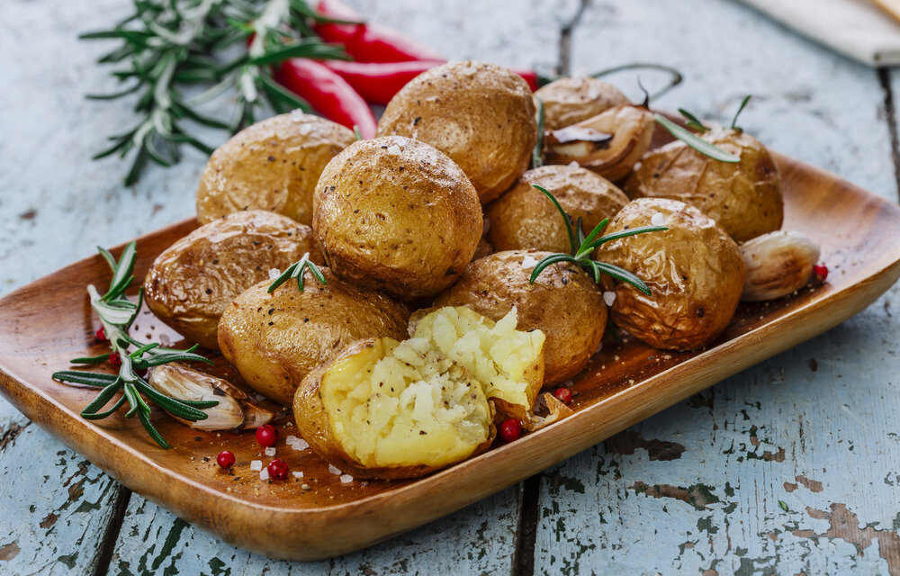 Запеченный картофель в духовке — простые и невероятно вкусные рецепты