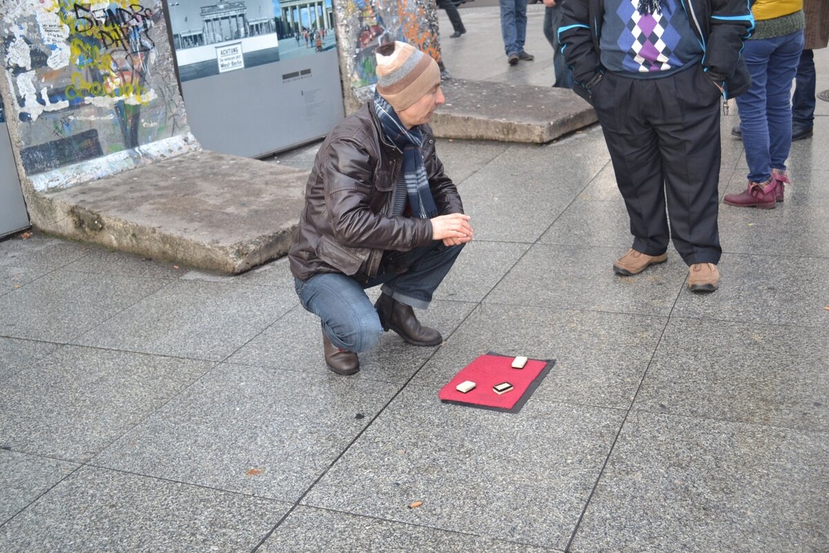 Наперсточники. Работают группой 2-5 человек. Обходите их мимо.