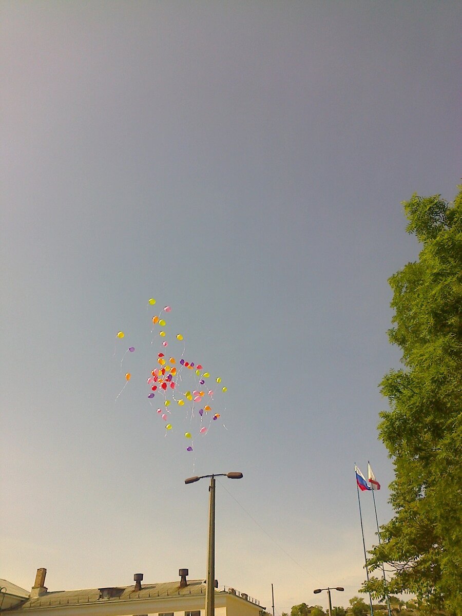 Последний звонок. Детские мечты уносятся в небо.