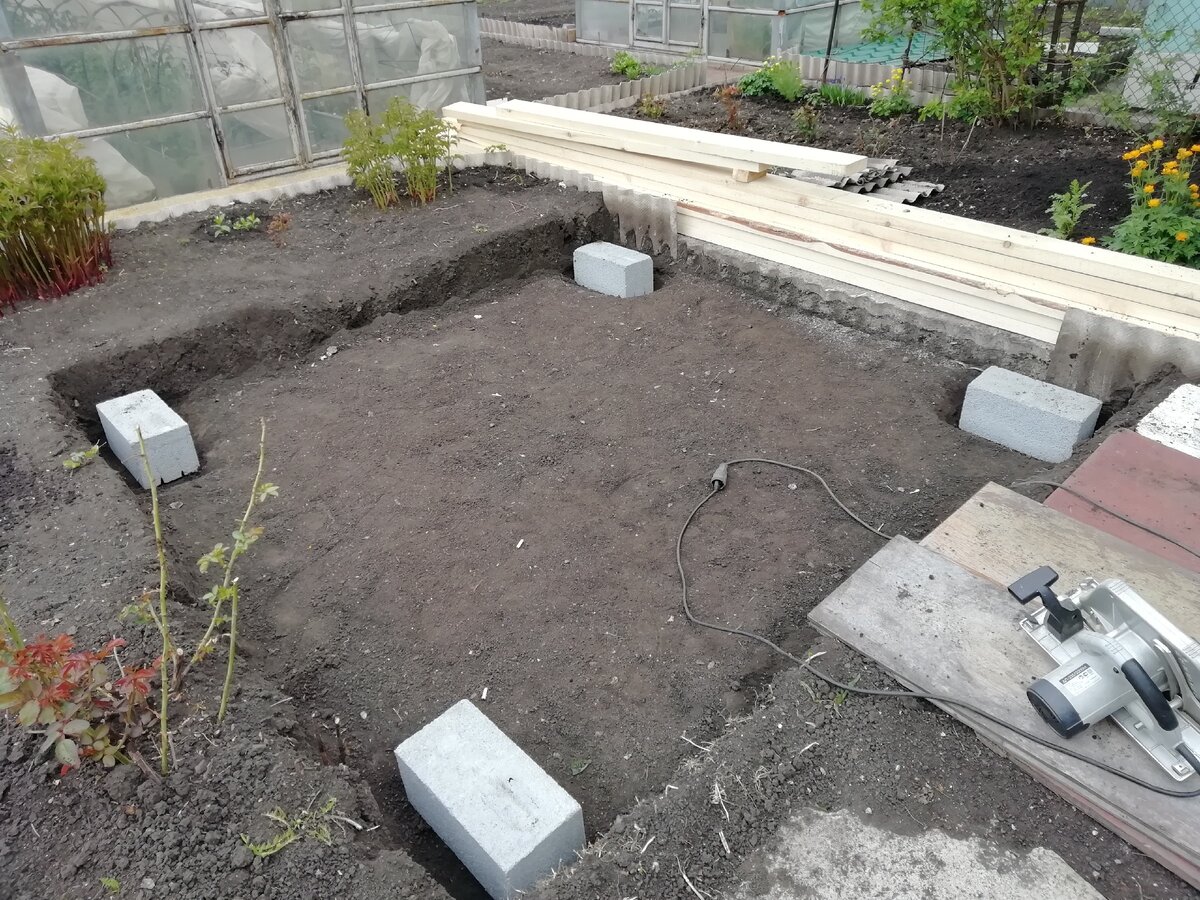 Шлакоблок лучший друг беседки, скромно, дешево, эффективно.