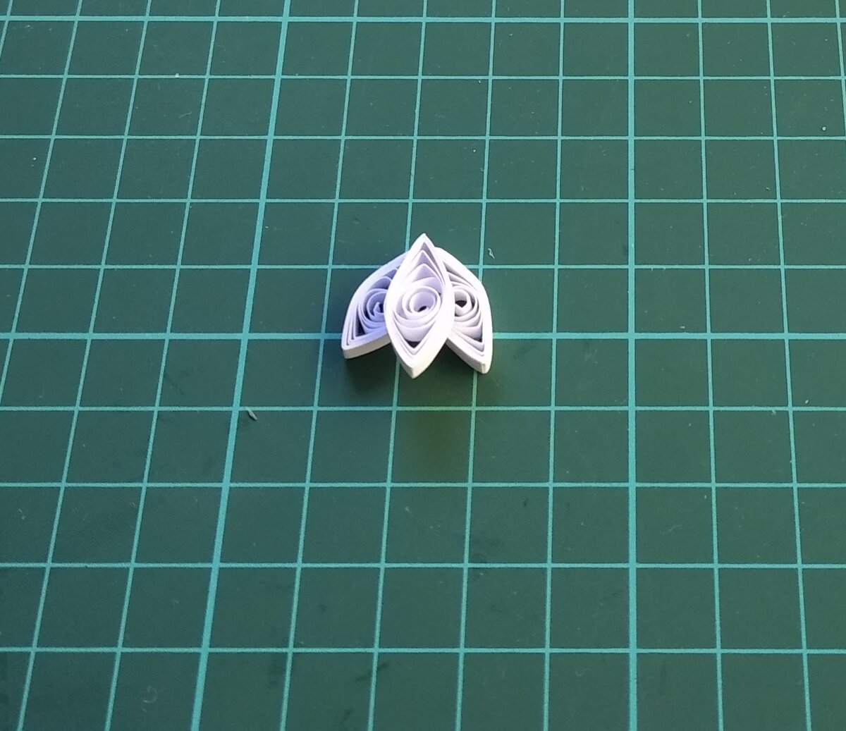 Сверху приклеиваем третий элемент. На следующем фото показываю сколько клея наношу