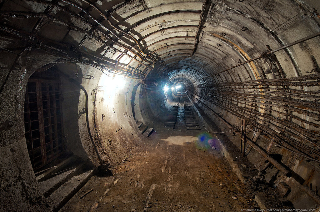 Заброшенные тоннели метро. Заброшенный туннель метро 2033. Заброшенное метро в Киеве. Тоннель Киевского метро заброшенные туалеты. Тоннели Киевского метро.