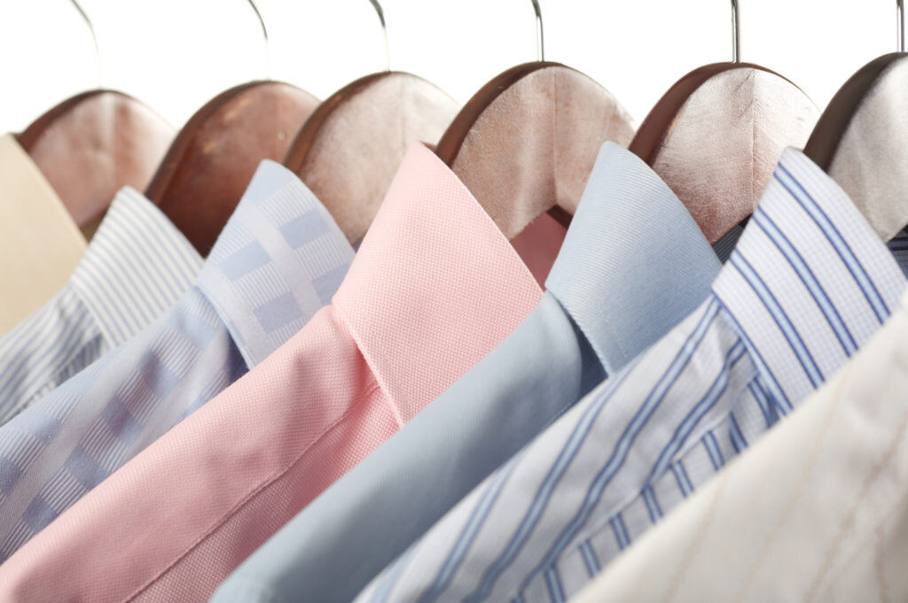   Безукоризненно чистая, свежая и тщательно отглаженная рубашка придает мужскому образу солидности и респектабельности.