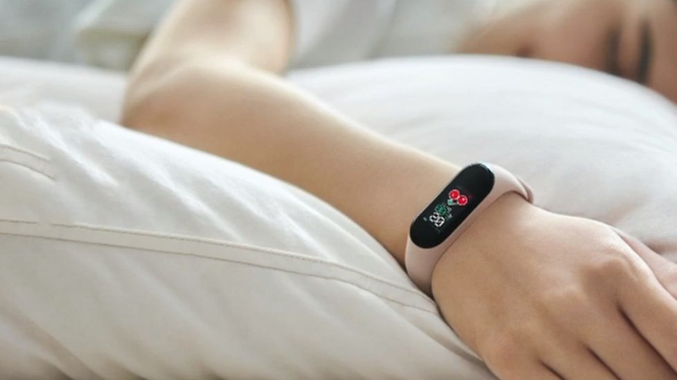 Фитнес-браслет Xiaomi Mi Band 4 держит заряд до 20 дней!