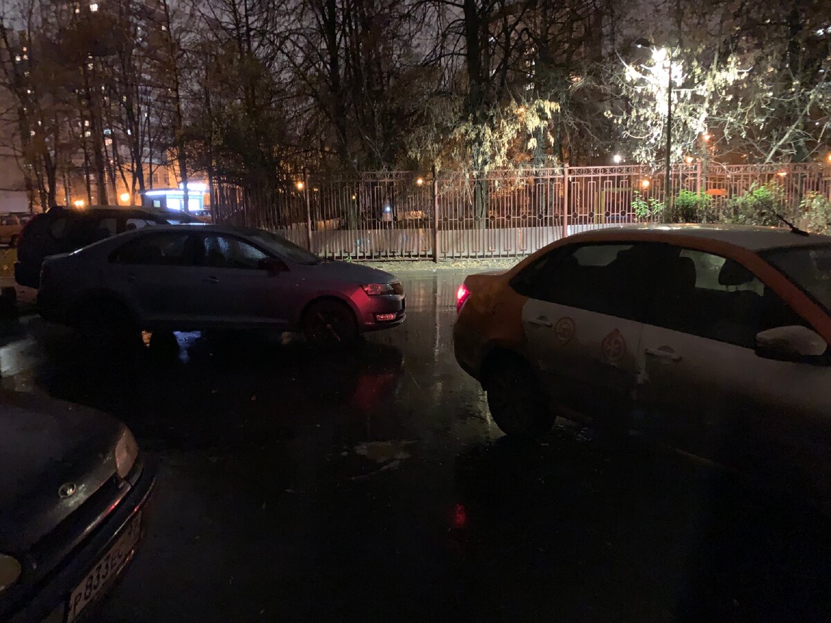 Вроде бы просто кто-то поленился поставить свою арендованную машину как нормальный человек