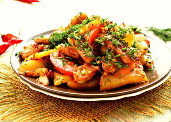 Оджахури - это мясо с картошкой, простое блюдо грузинской кухни для всей семьи ("оджахури" по-грузински - "семейное"). Каждый из основных ингредиентов оджахури - мясо и картофель - обжаривается отдельно, а потом продукты соединяются вместе, и блюдо доводится до готовности.