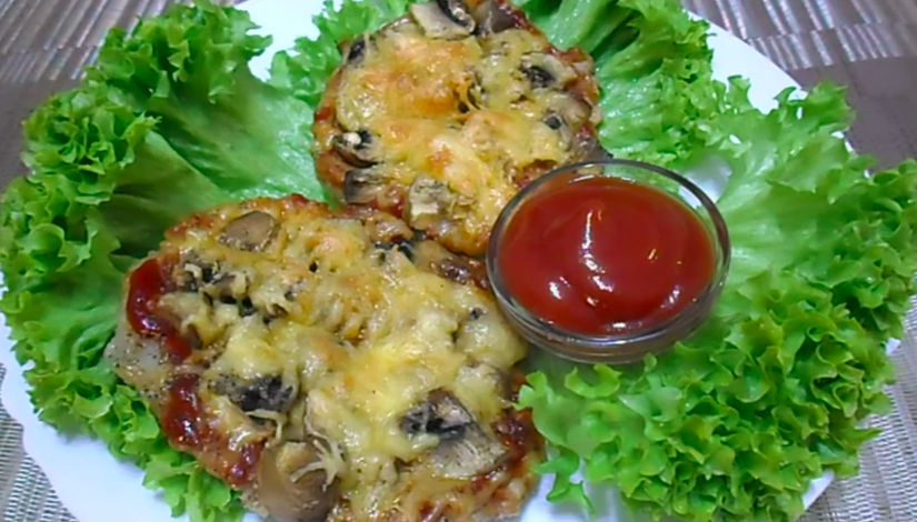 Сочное мясо по-королевски: с шампиньонами и сыром в духовке