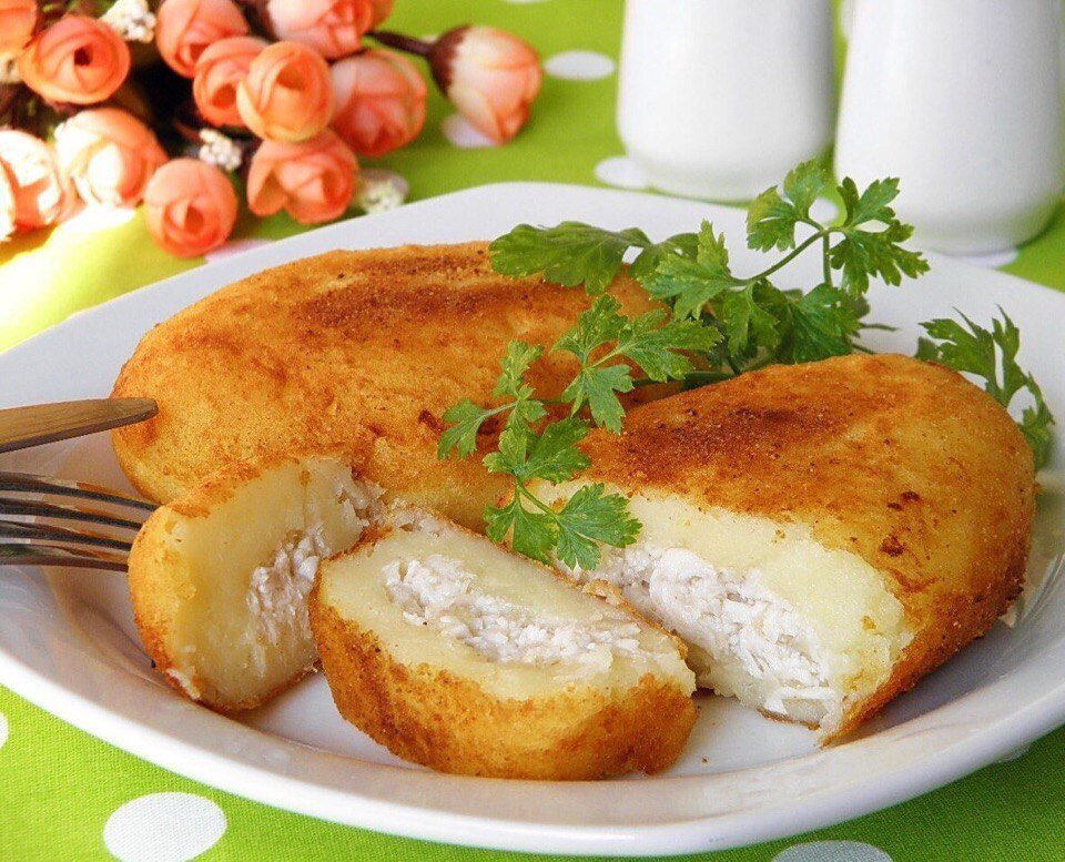 Ингредиенты
Фарш — 500 Грамм

Лук — 1 Штука

Картошка — 6-8 Штук

Яйцо — 1 Штука

Мука — 1 Стакан

Масло растительное — По вкусу (для жарки)

Специи — По вкусу

Пошаговая инструкция
1. Подготовьте ингредиенты, картошку поставьте вариться.
