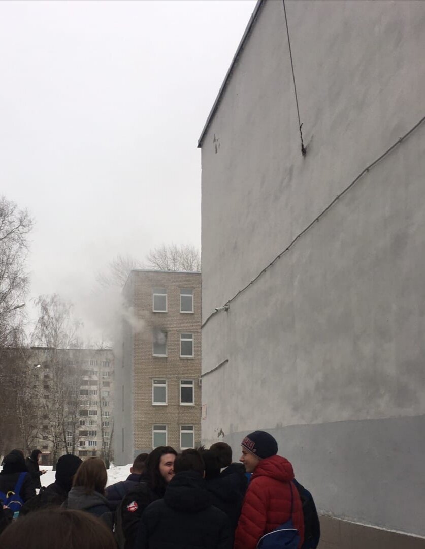 Дым из лаборантской кабинета биологии.