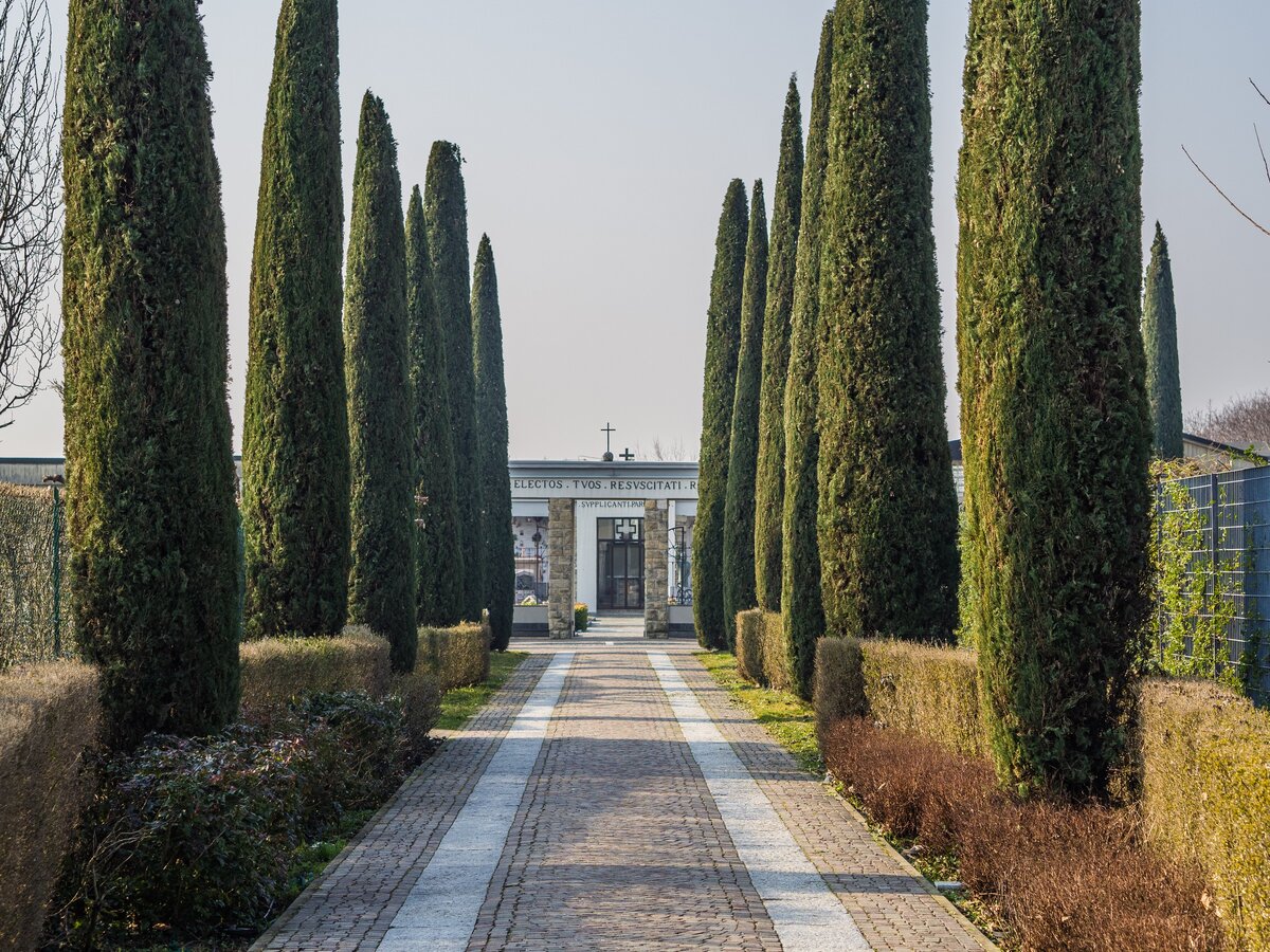 Своеобразный ориентир, куда нужно сворачивать с дорожки вдоль колючей проволоки аэропорта.
