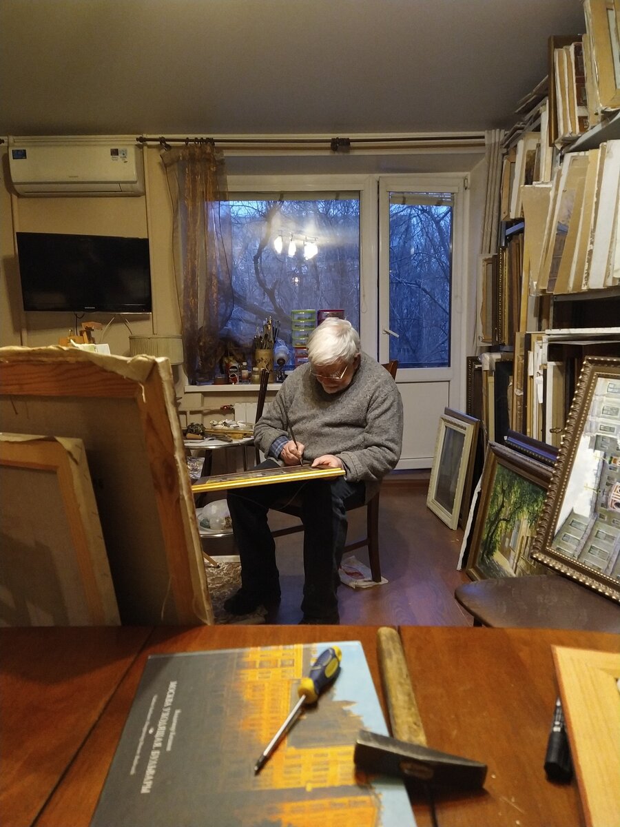 Владимир Качанов за работой в своей мастерской