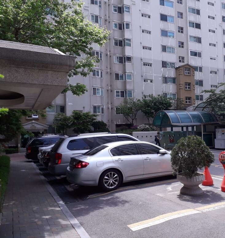 К сожалению, фотки самого контейнера нет, лишь его край виднеется вон там, под козырьком :)