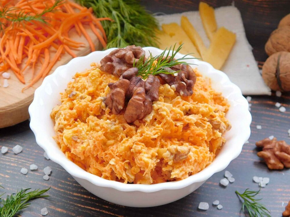 Слоеный салат с морковью по-корейски и грецким орехом