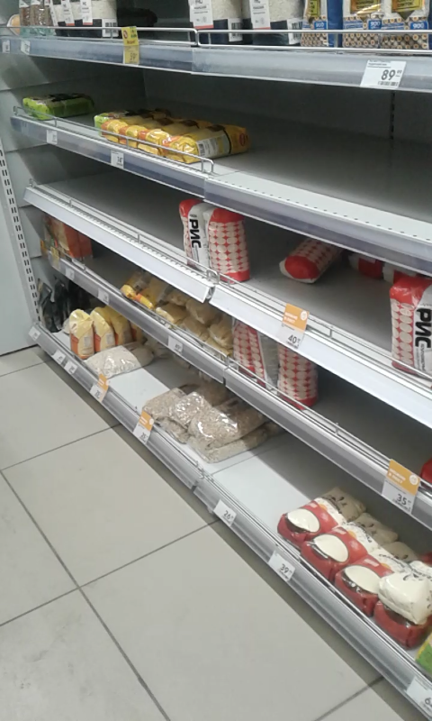 -фото полупустых полок.